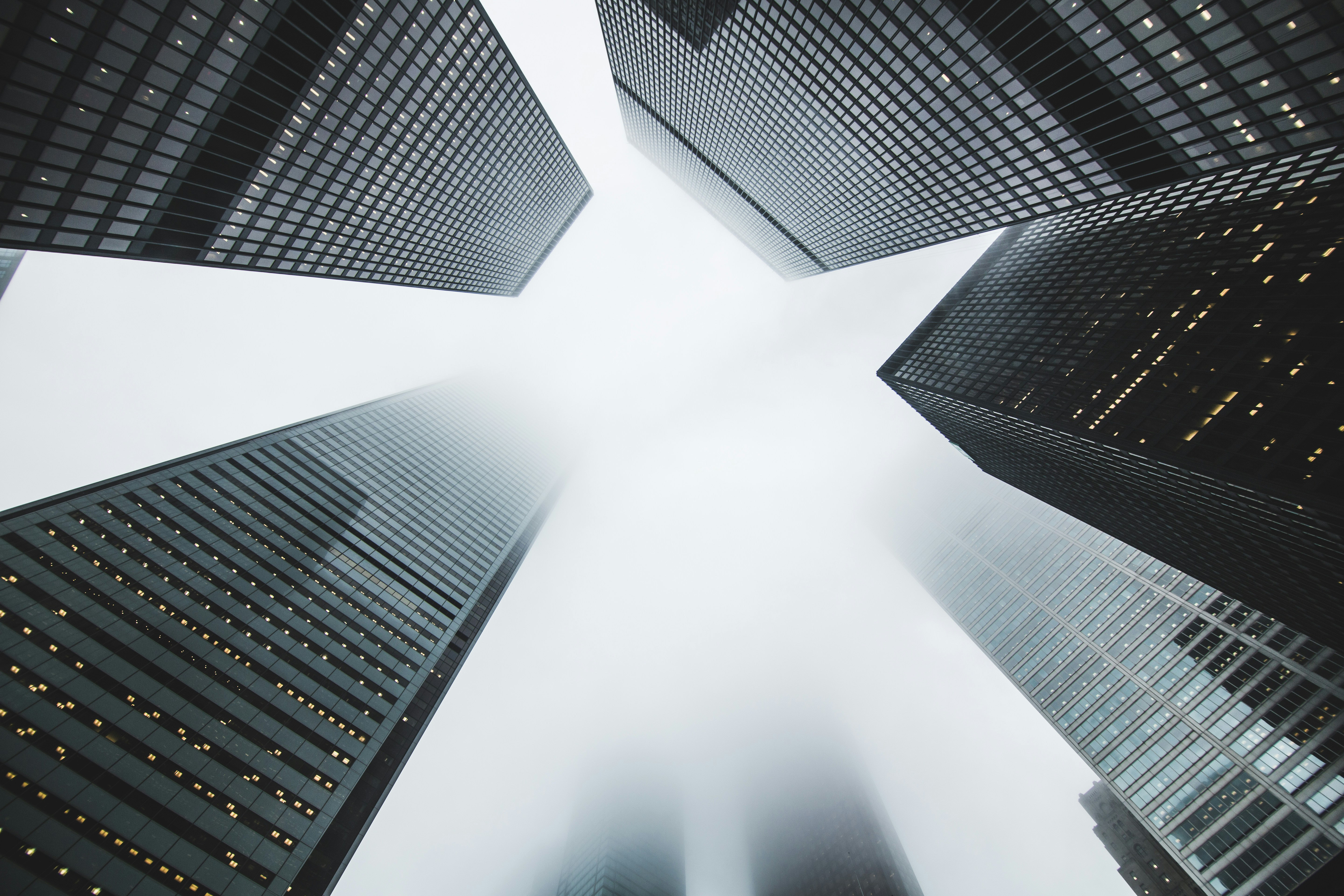 Perspectiva de edificios corporativos; imagen ilustrativa del material de marca