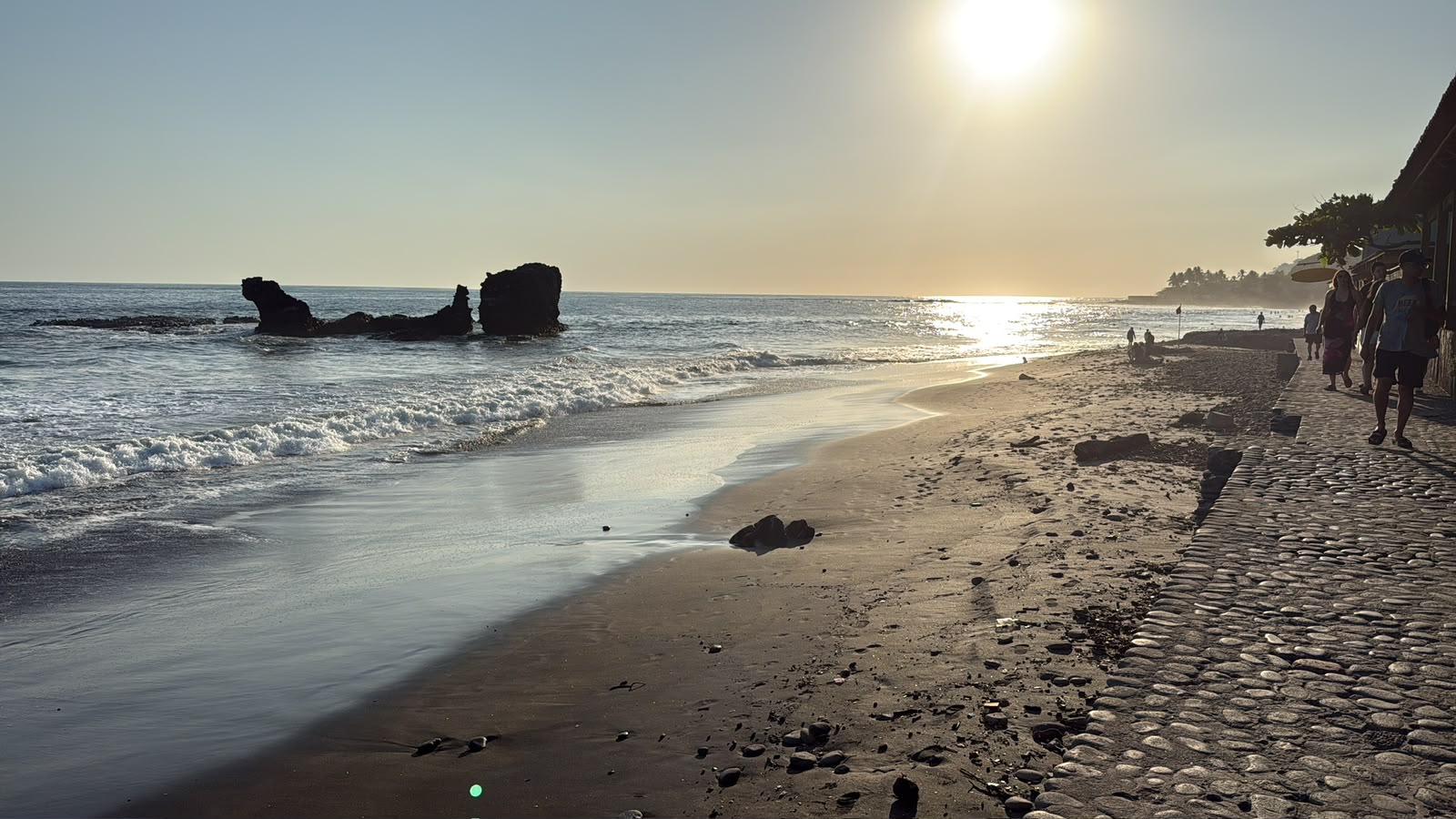 Costa rocosa y paseo junto al mar, fotografía de STRATA